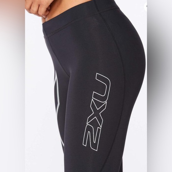 2XU Women’s Core Compression Cropped Tights Black/Pink - Picture 2 of 6